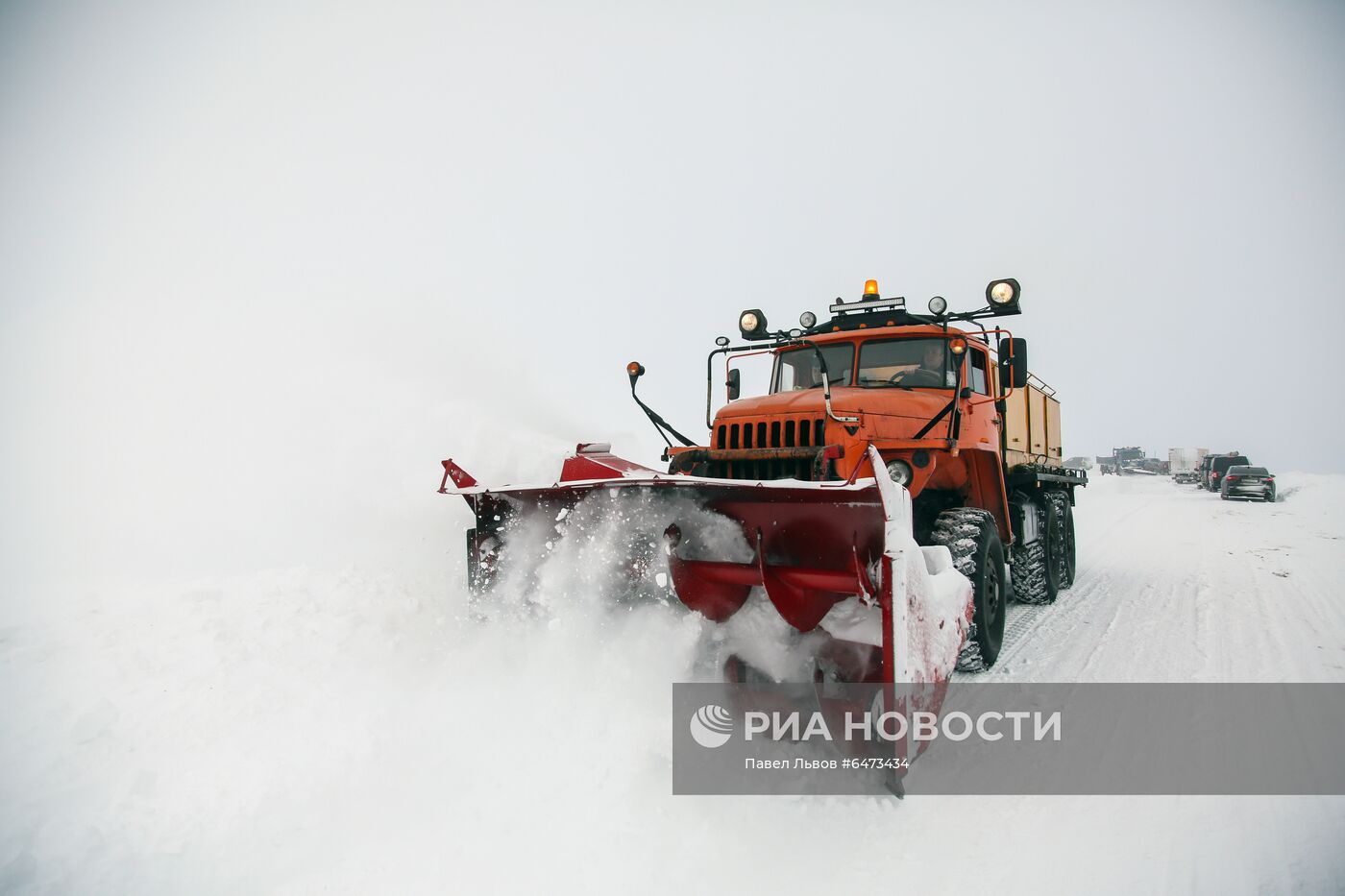 Снеговой затор у села Териберка