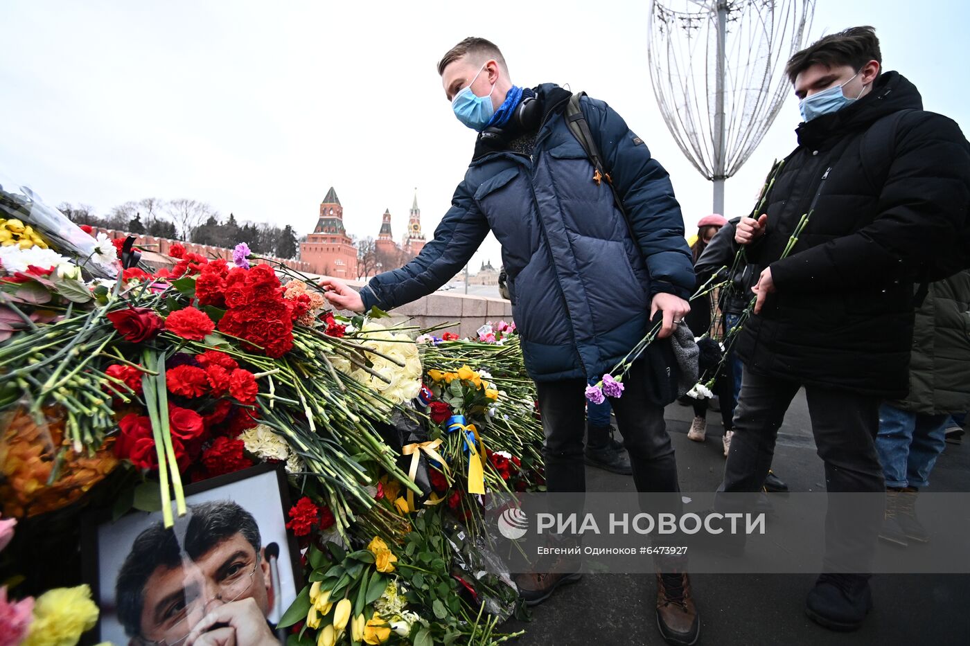 Цветы на месте гибели Б. Немцова