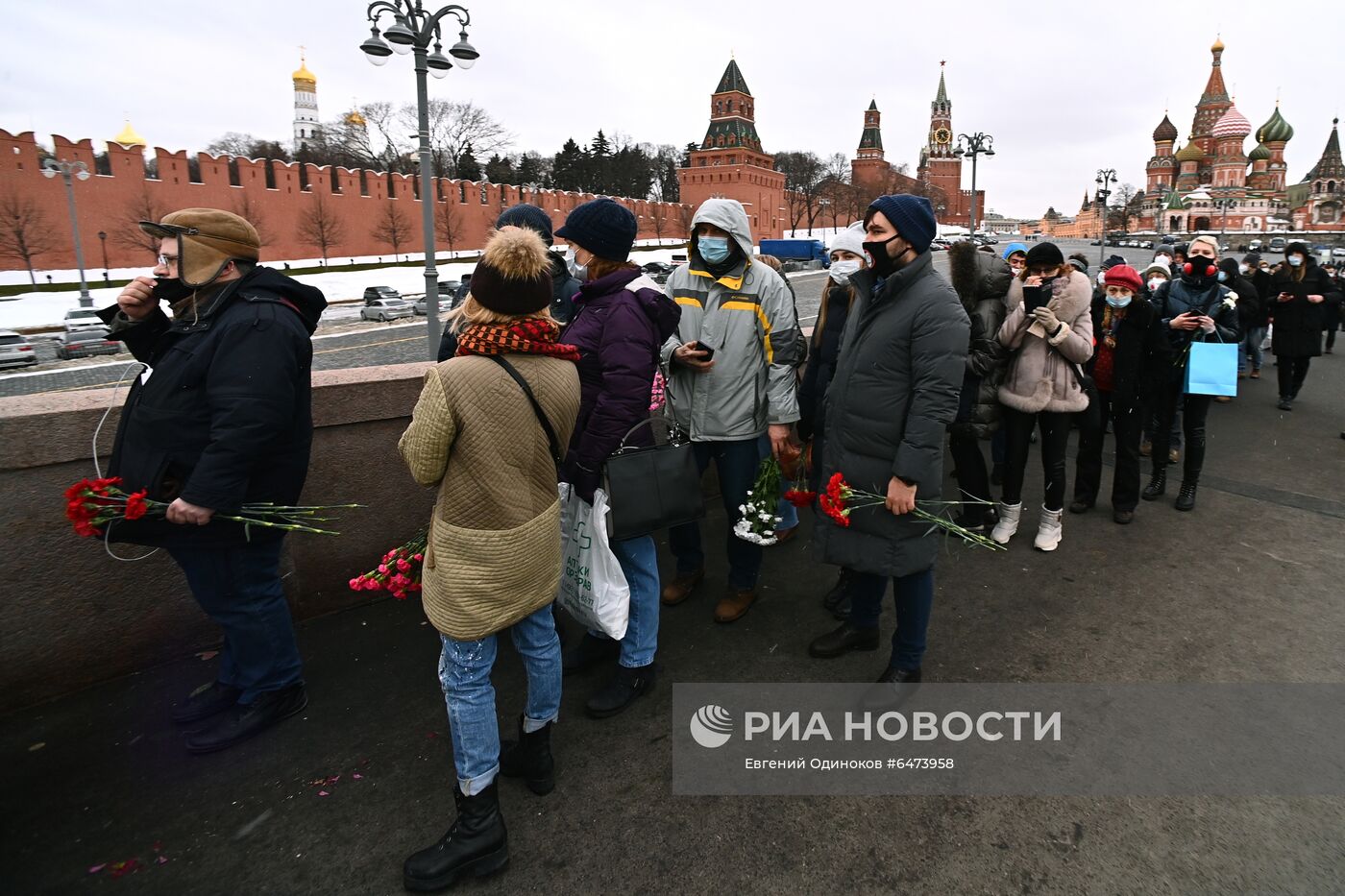 Цветы на месте гибели Б. Немцова