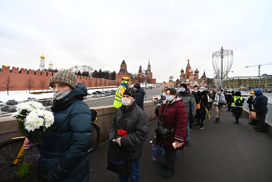 Цветы на месте гибели Б. Немцова