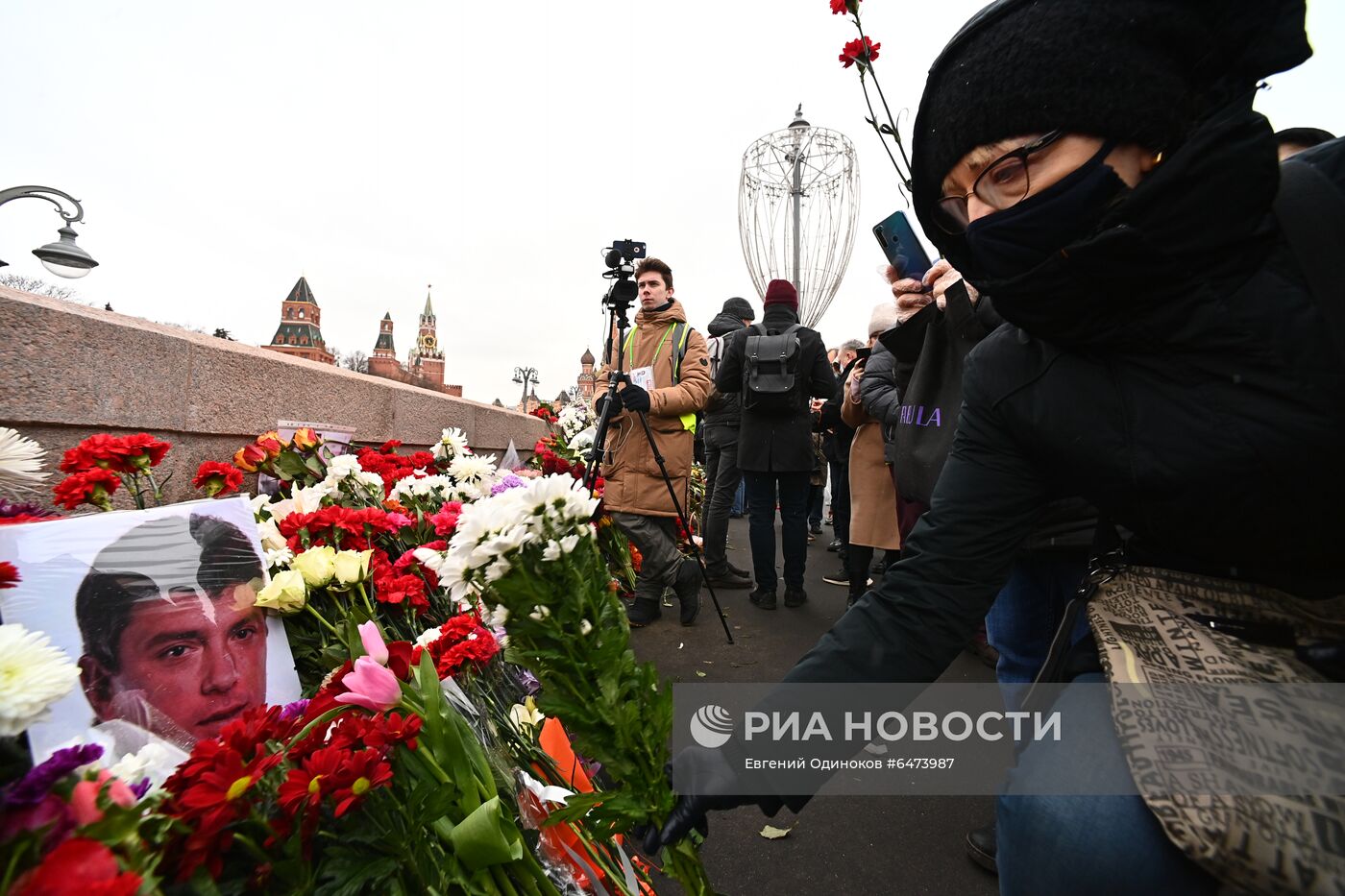 Цветы на месте гибели Б. Немцова