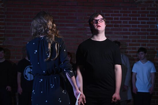 Спектакль "Безграничные диалоги 3.0" в Театре Наций