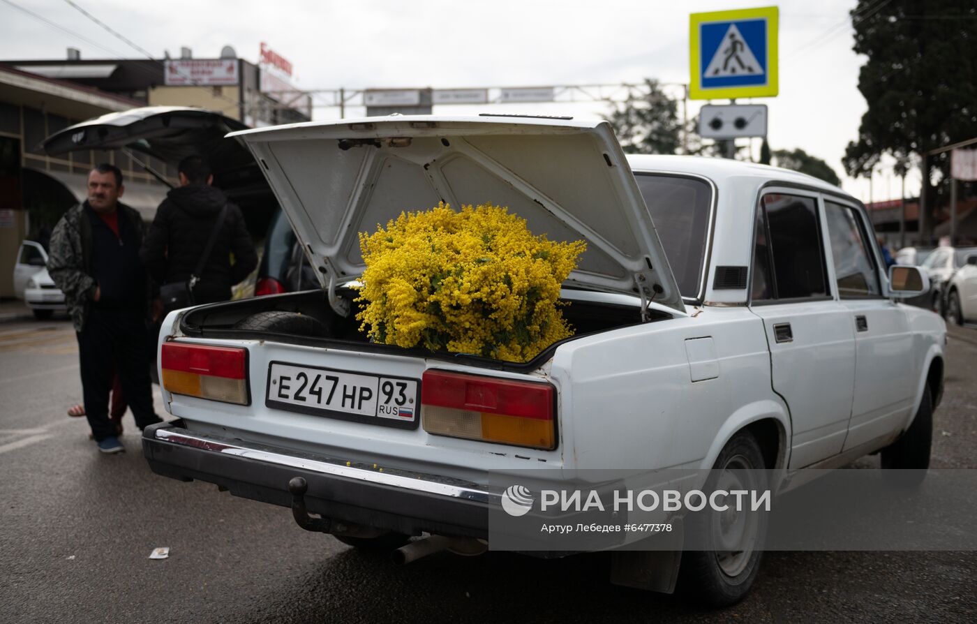 Торговля цветами у границы с Абхазией