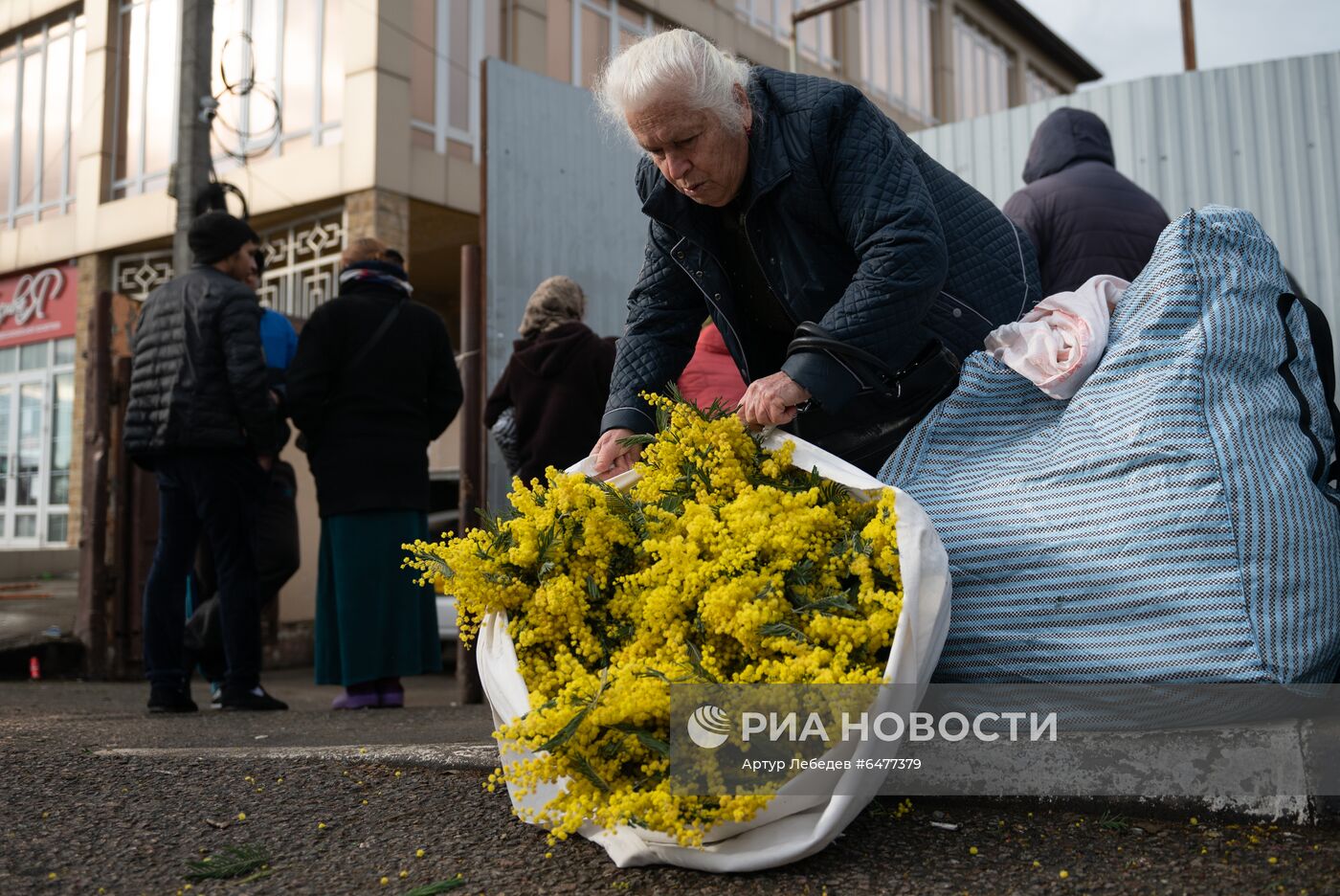 Торговля цветами у границы с Абхазией