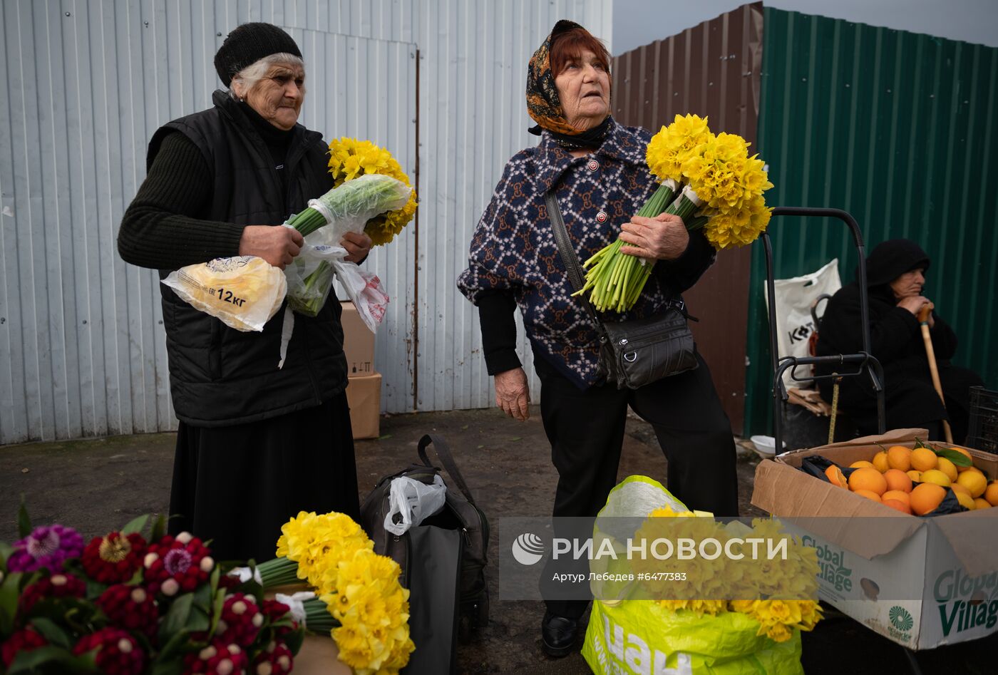 Торговля цветами у границы с Абхазией