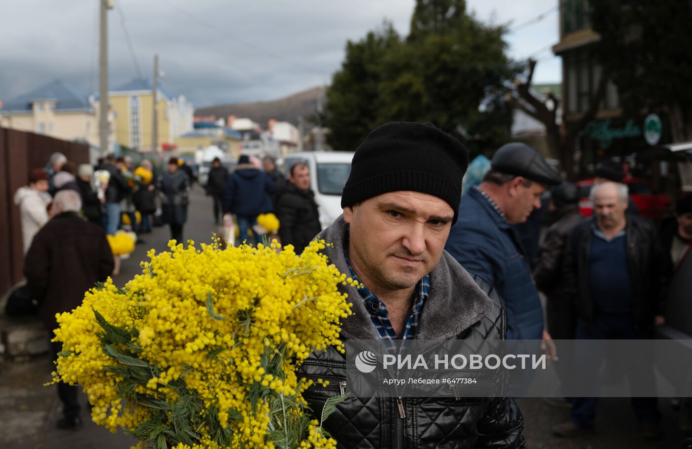 Торговля цветами у границы с Абхазией