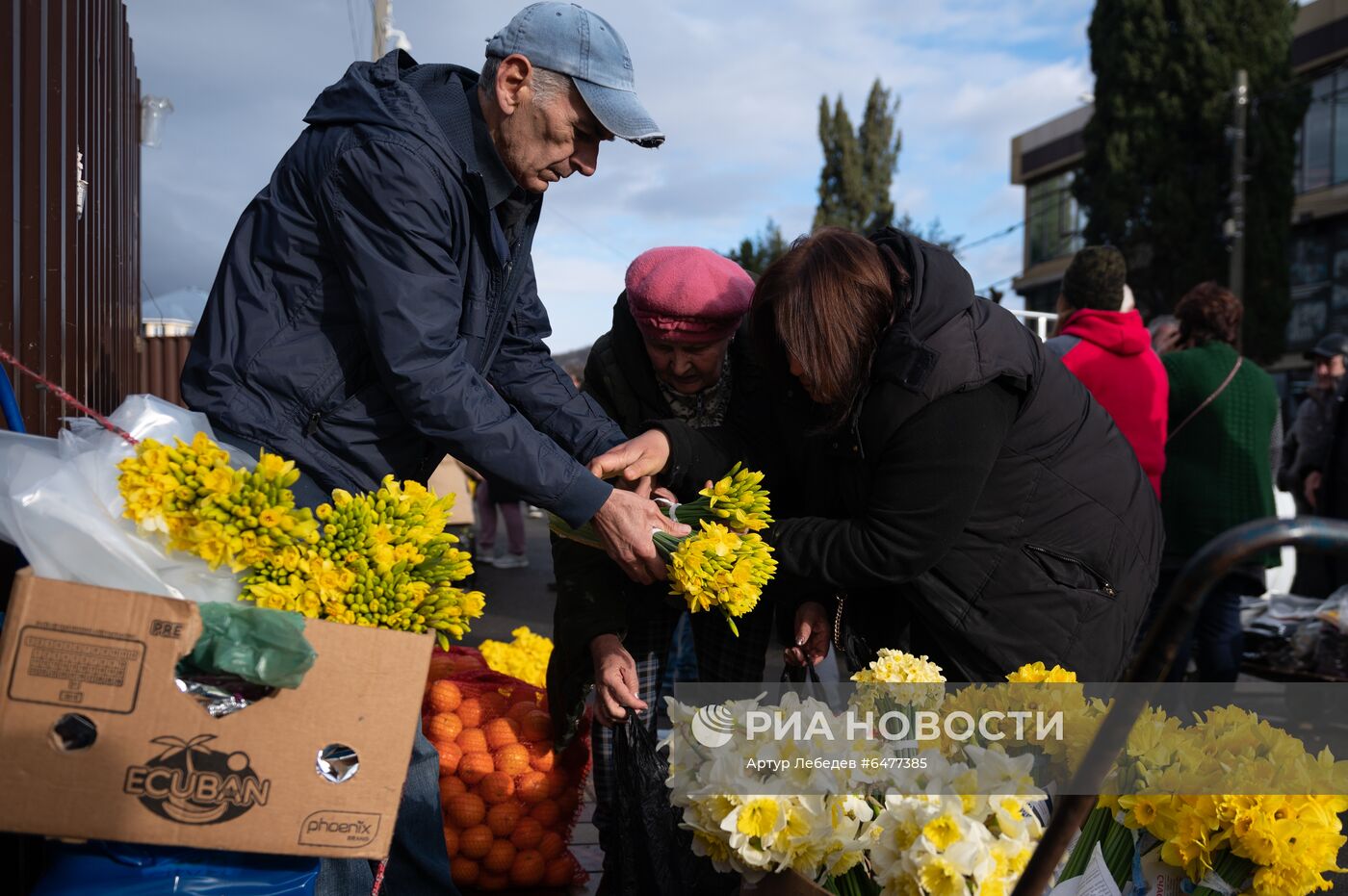 Торговля цветами у границы с Абхазией