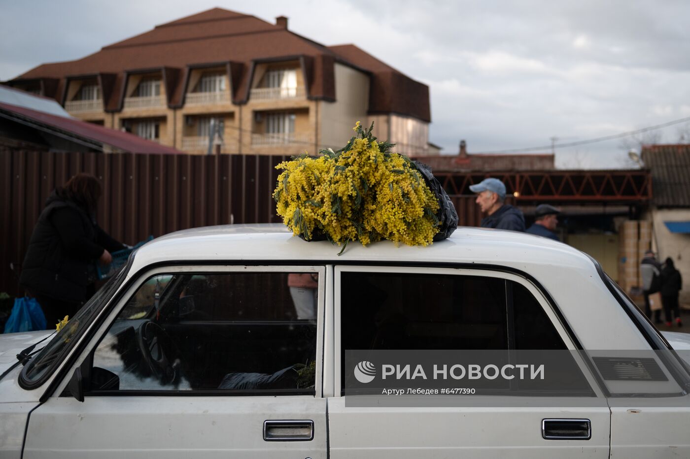 Торговля цветами у границы с Абхазией