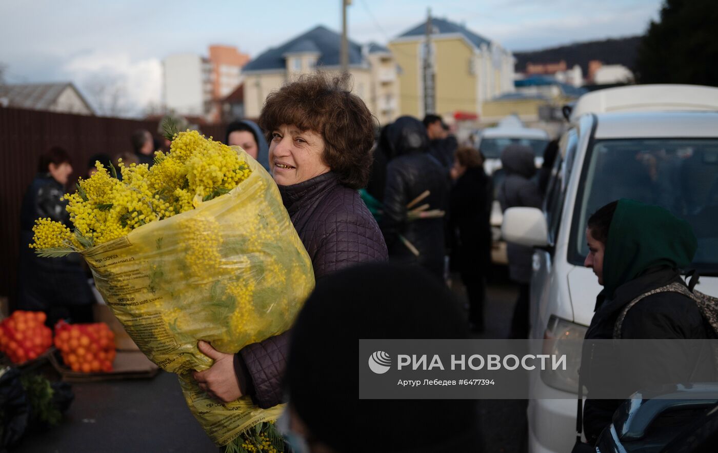 Торговля цветами у границы с Абхазией