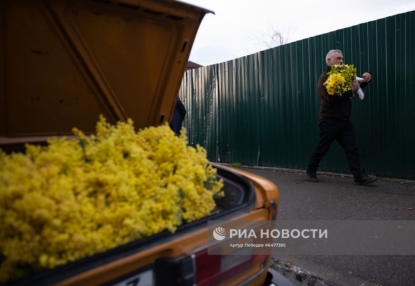 Торговля цветами у границы с Абхазией