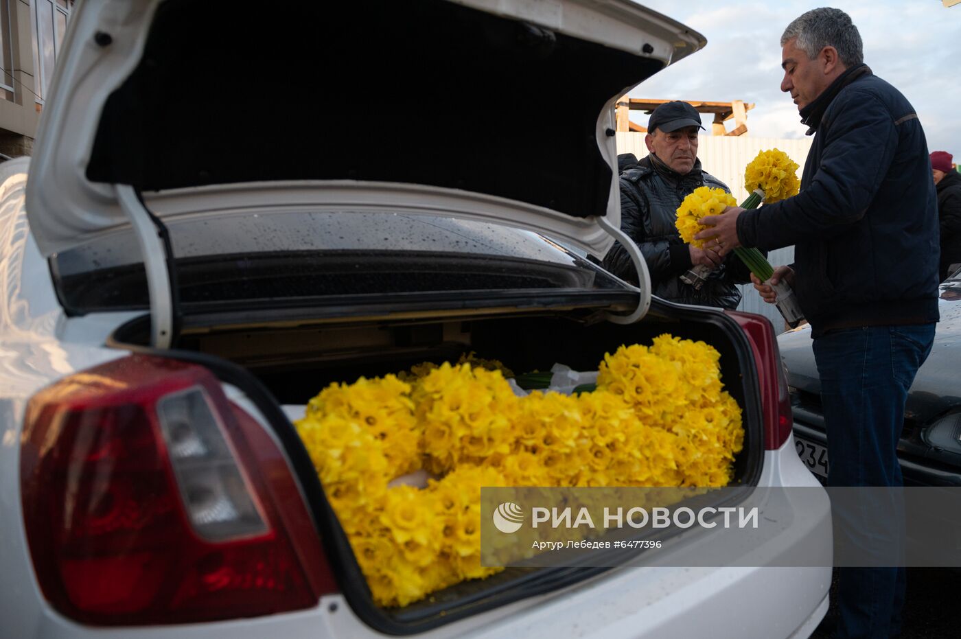 Торговля цветами у границы с Абхазией