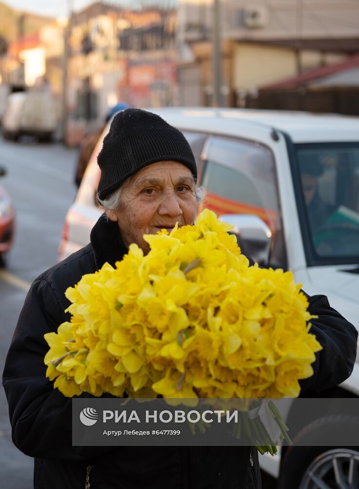 Торговля цветами у границы с Абхазией