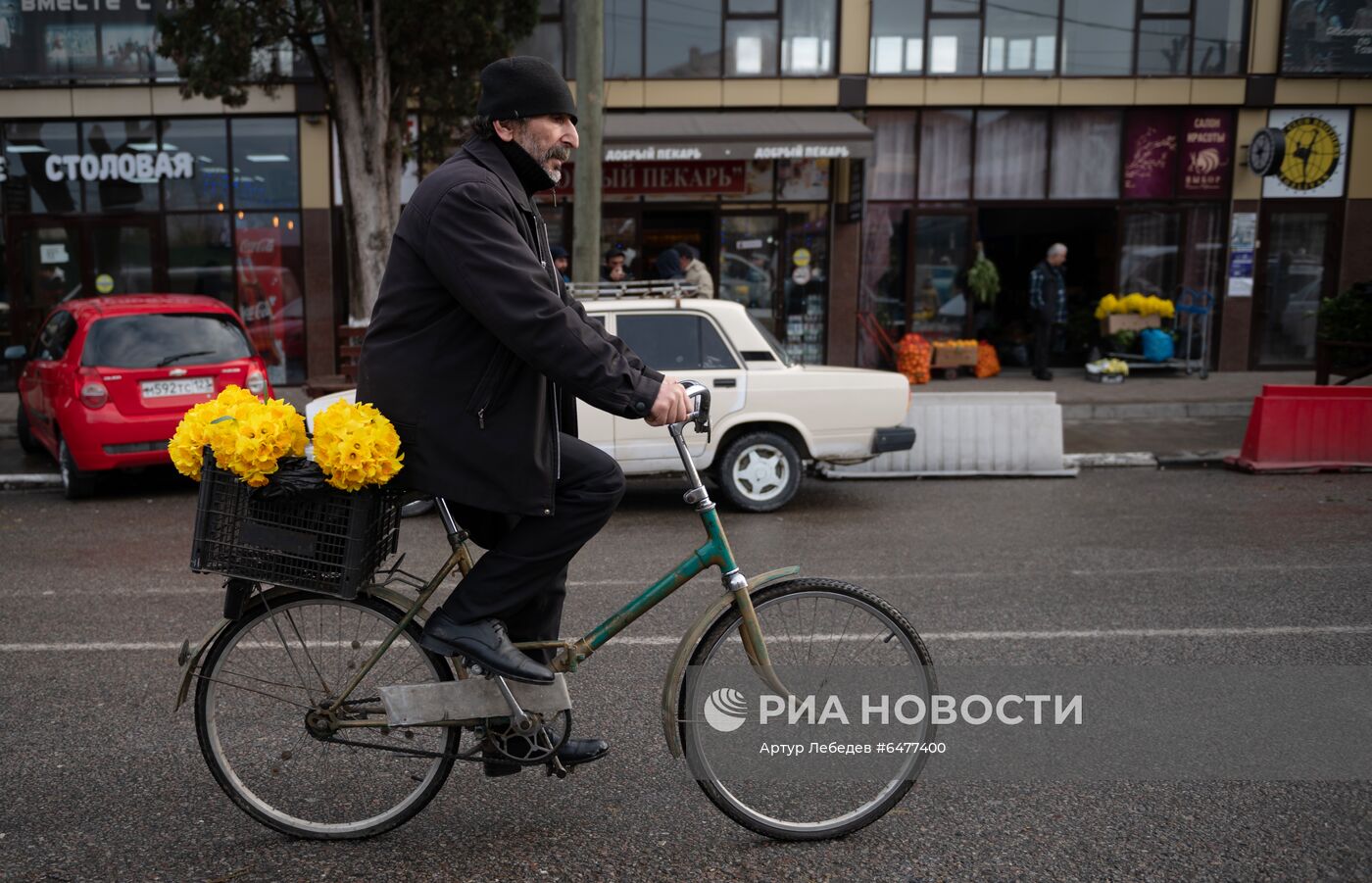 Торговля цветами у границы с Абхазией