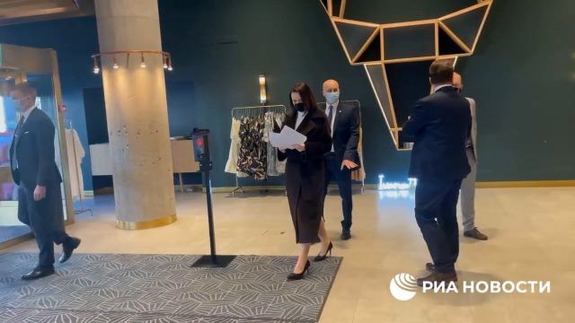 Охрана Тихановской не подпускает журналистов