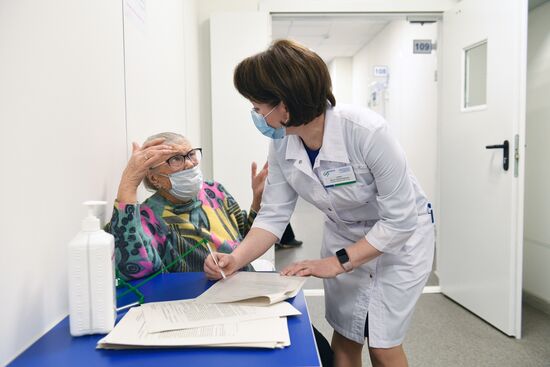  Министр здравоохранения РФ М. Мурашко посетил госпиталь ветеранов войн № 3 в Новосибирске