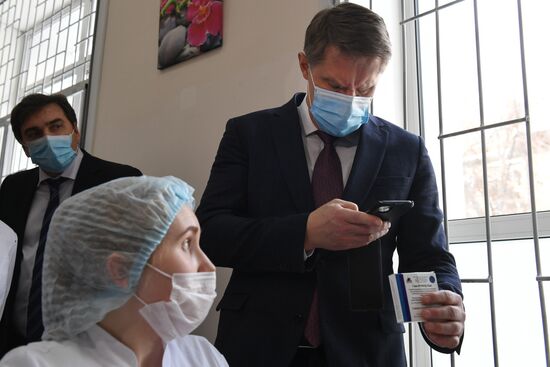  Министр здравоохранения РФ М. Мурашко посетил госпиталь ветеранов войн № 3 в Новосибирске