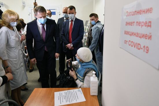  Министр здравоохранения РФ М. Мурашко посетил госпиталь ветеранов войн № 3 в Новосибирске