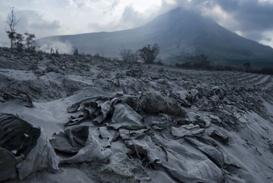 Извержение вулкана Синабунг в Индонезии