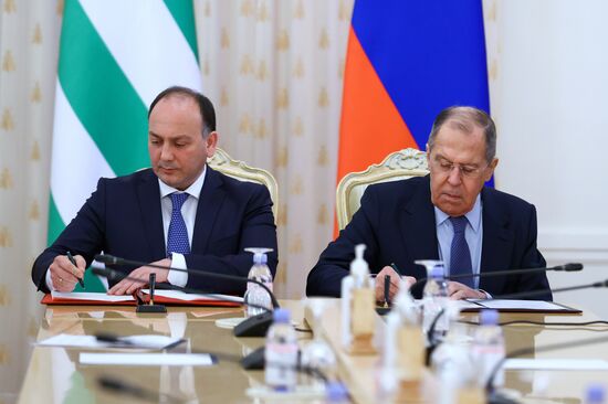 Встреча глав МИД РФ и Абхазии С. Лаврова и Д. Кове