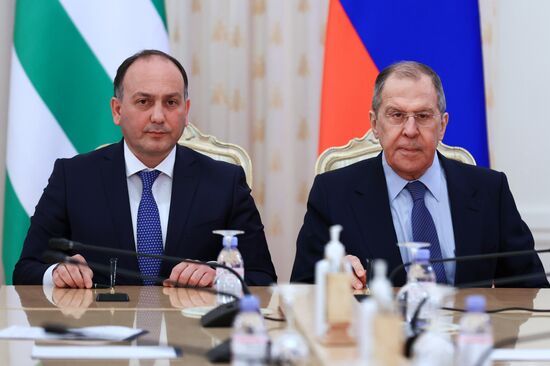 Встреча глав МИД РФ и Абхазии С. Лаврова и Д. Кове