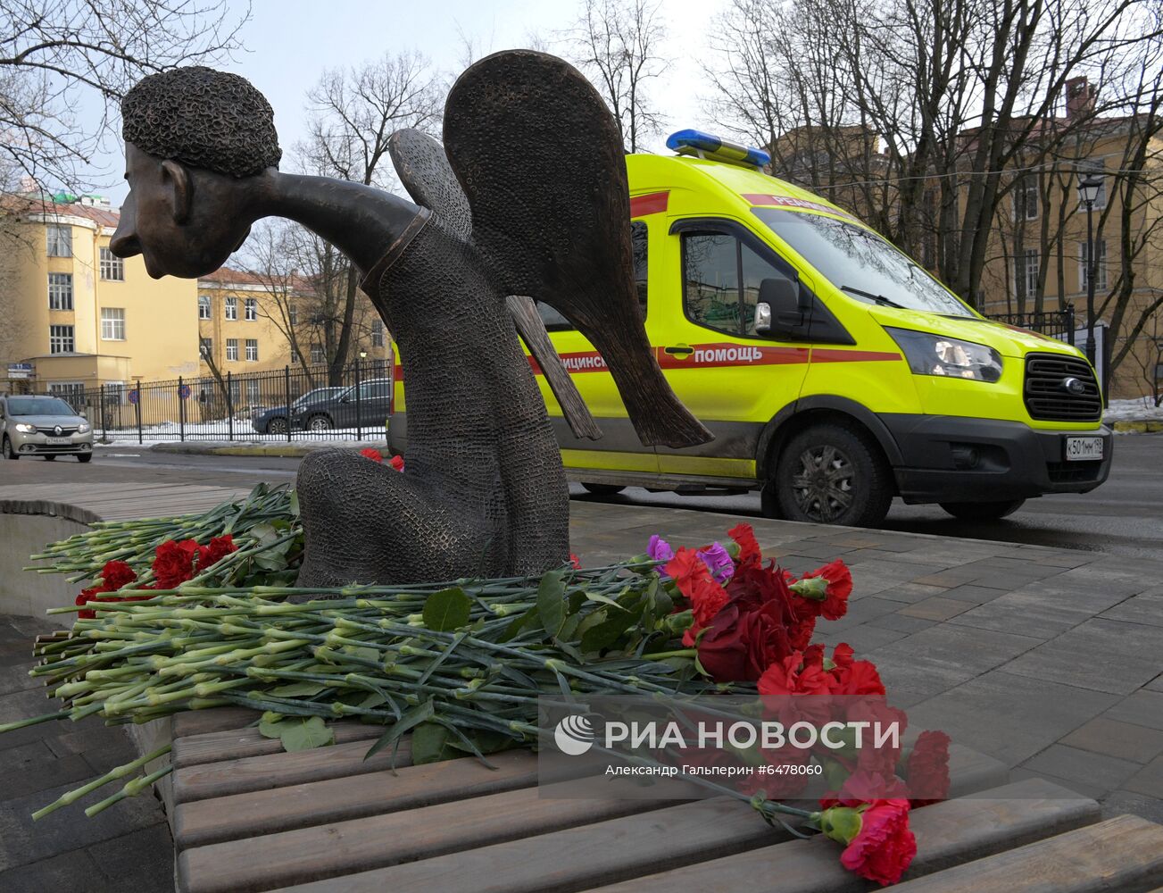 Памятник врачам "Печальный ангел" в Санкт-Петербурге