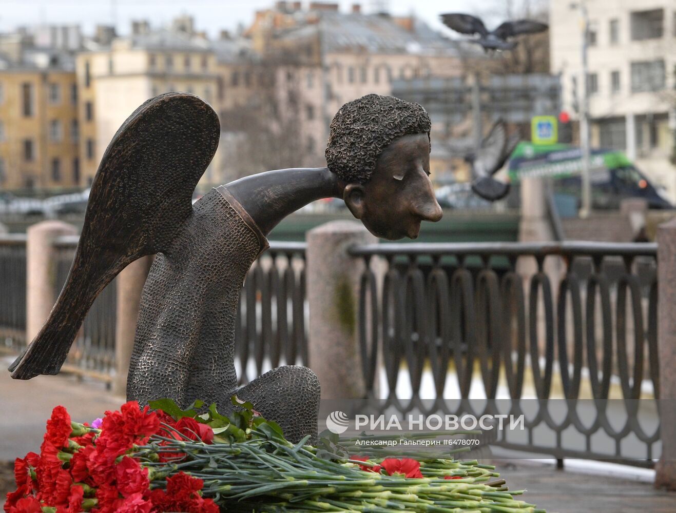 Памятник врачам "Печальный ангел" в Санкт-Петербурге