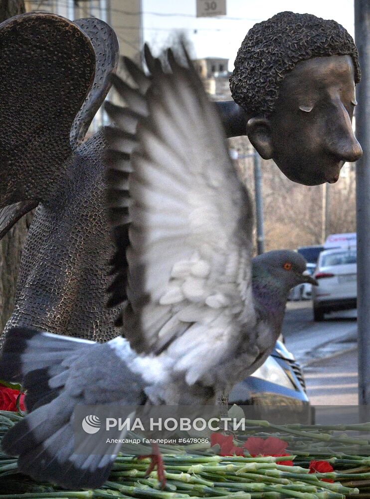 Памятник врачам "Печальный ангел" в Санкт-Петербурге