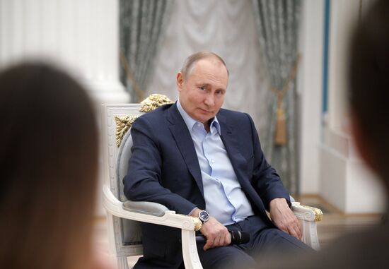 Президент РФ В. Путин встретился с участниками акции "Мы вместе"