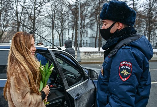 Сотрудники ГИБДД поздравляют автоледи с наступающим праздником 8 марта