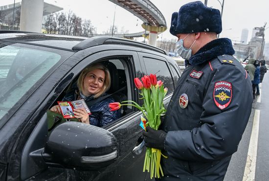 Сотрудники ГИБДД поздравляют автоледи с наступающим праздником 8 марта