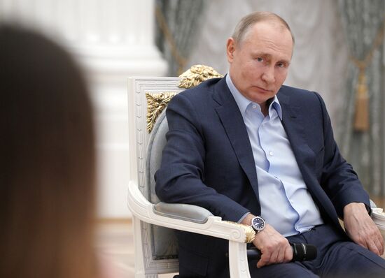 Президент РФ В. Путин встретился с участниками акции "Мы вместе"
