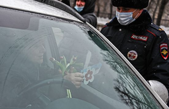 Сотрудники ГИБДД поздравляют автоледи с наступающим праздником 8 марта