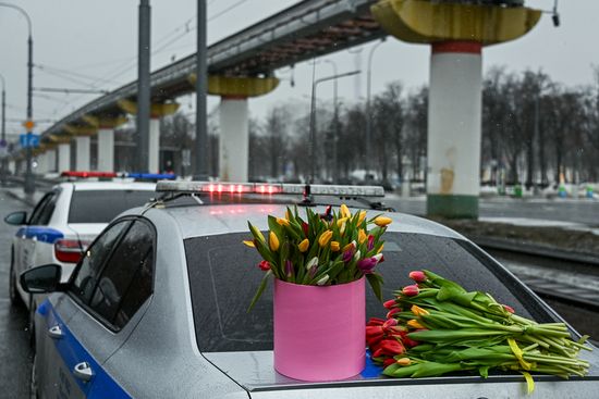 Сотрудники ГИБДД поздравляют автоледи с наступающим праздником 8 марта