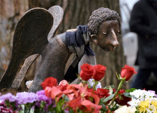 Памятник врачам "Печальный ангел" в Санкт-Петербурге 