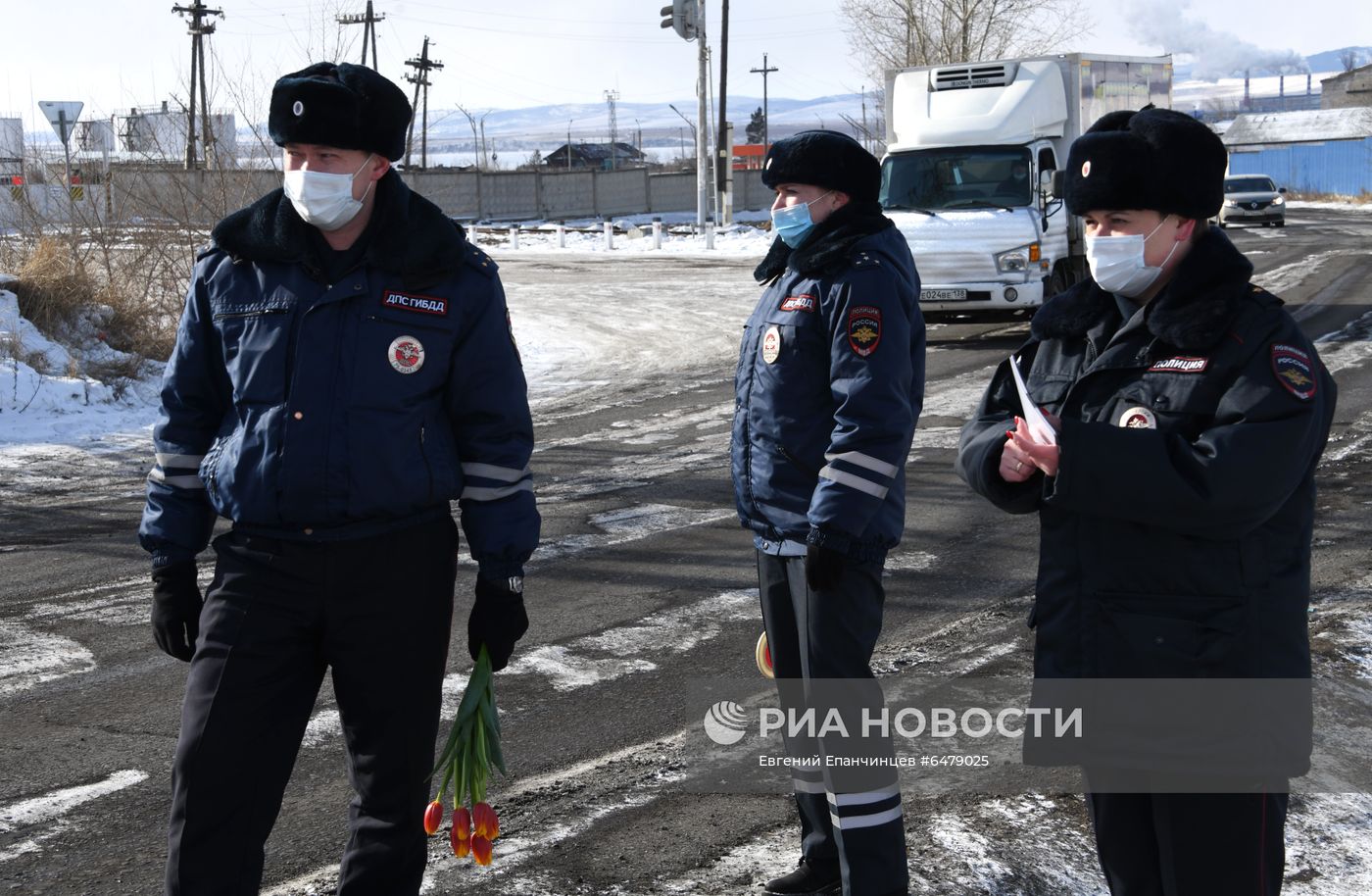 Сотрудники ГИБДД поздравляют автоледи с наступающим праздником 8 марта