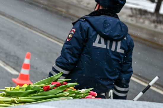 Сотрудники ГИБДД поздравляют автоледи с наступающим праздником 8 марта