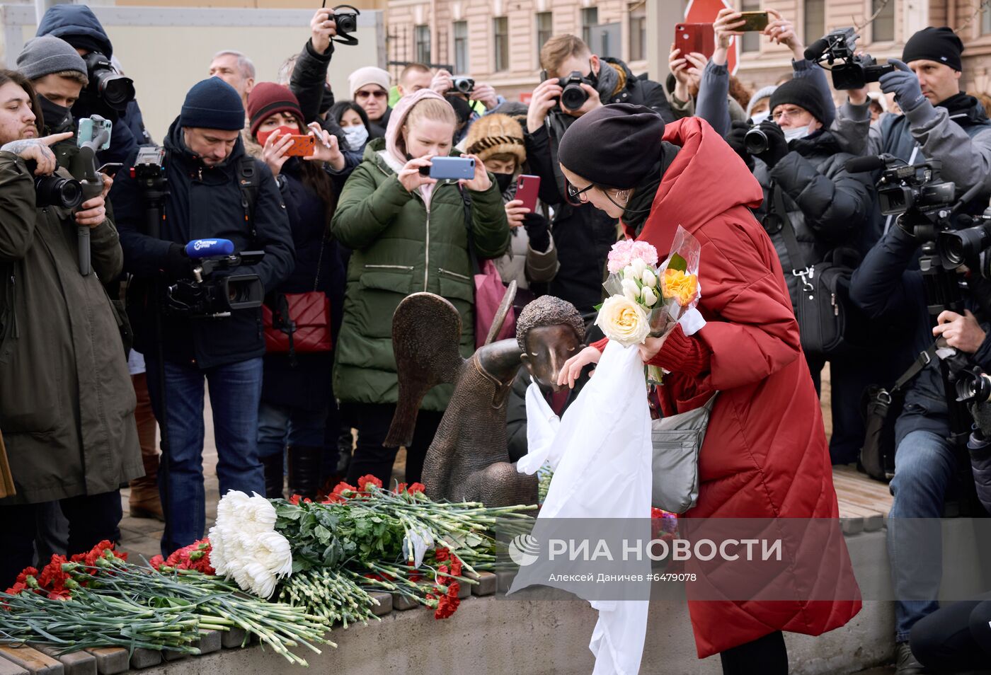 Памятник врачам "Печальный ангел" в Санкт-Петербурге 