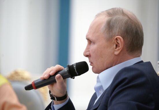 Президент РФ В. Путин встретился с участниками акции "Мы вместе"