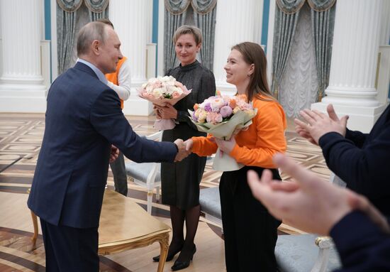 Президент РФ В. Путин встретился с участниками акции "Мы вместе"