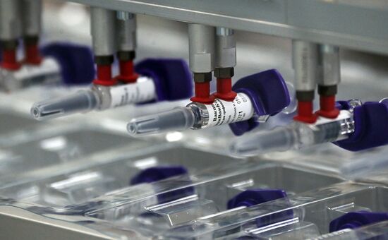 Линия розлива инъекционных препаратов шприц-доза вакцины "ЭпиВакКорона"