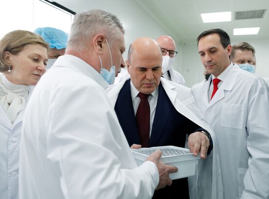 Премьер-министр РФ М. Мишустин открыл линию розлива вакцины "ЭпиВакКорона"