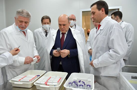 Премьер-министр РФ М. Мишустин открыл линию розлива вакцины "ЭпиВакКорона"