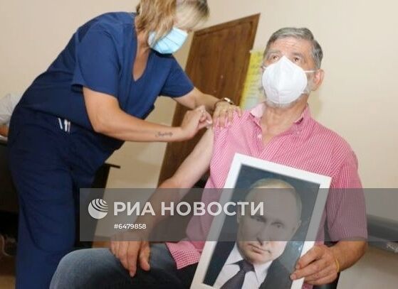 Мэр аргентинского города Роке Перес Х. К. Гаспарини вакцинировался от коронавируса с портретом В. Путина в руках