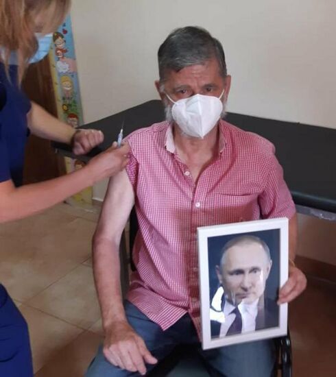 Мэр аргентинского города Роке Перес Х. К. Гаспарини вакцинировался от коронавируса с портретом В. Путина в руках