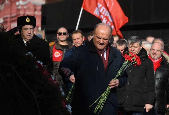 Возложение цветов к месту захоронения И. Сталина