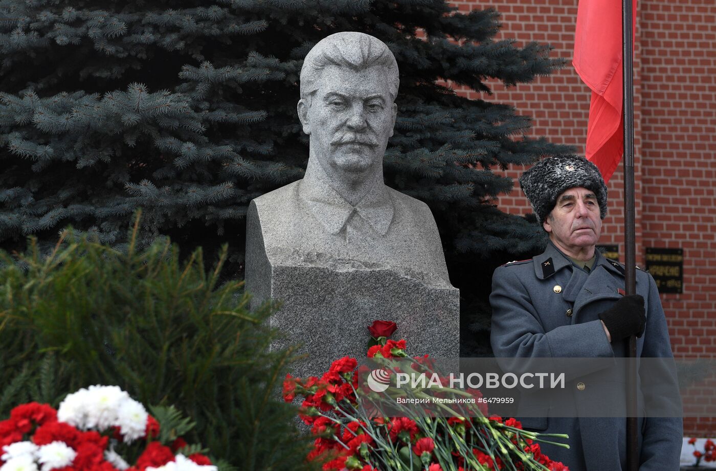 Возложение цветов к месту захоронения И. Сталина