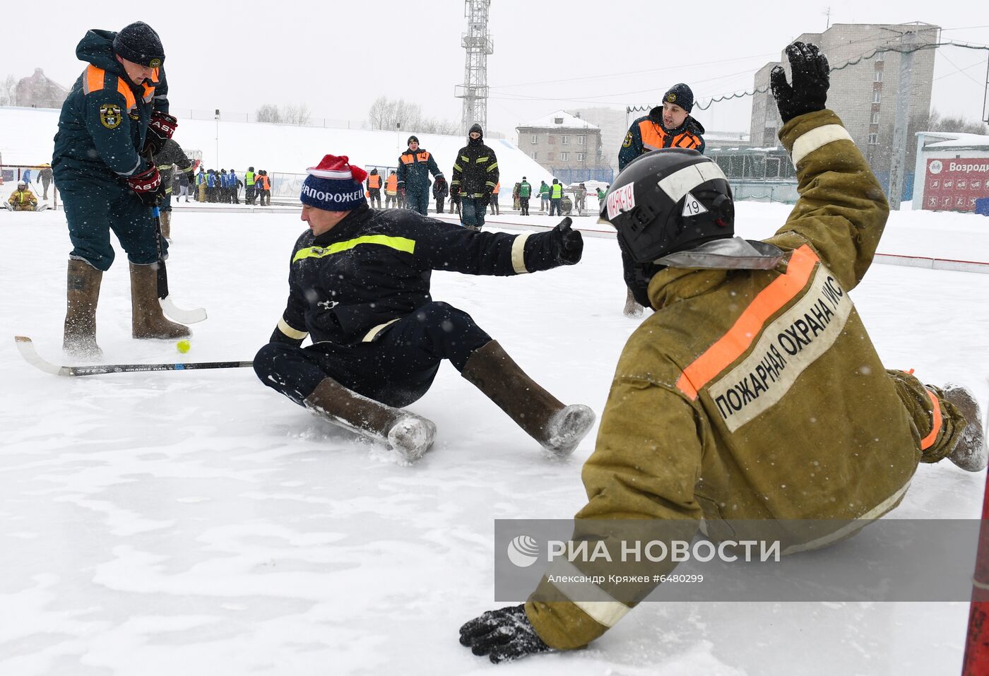Турнир по хоккею в валенках среди пожарных и спасателей в Новосибирске