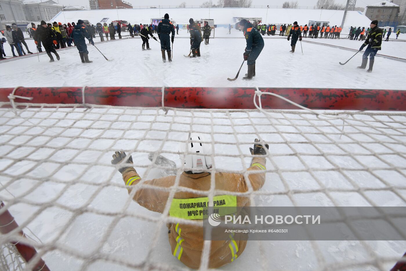 Турнир по хоккею в валенках среди пожарных и спасателей в Новосибирске