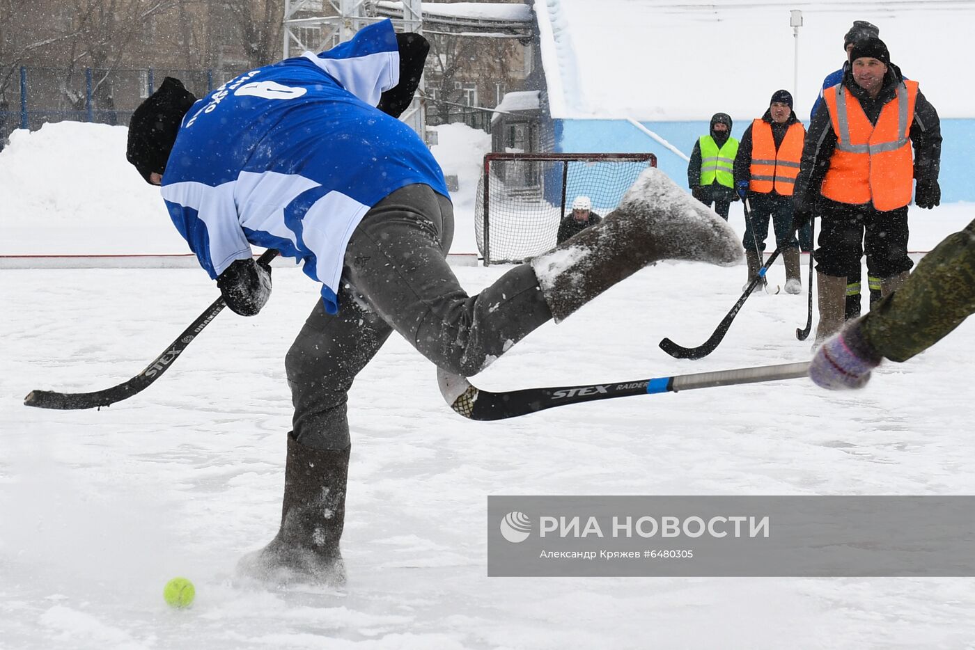 Турнир по хоккею в валенках среди пожарных и спасателей в Новосибирске