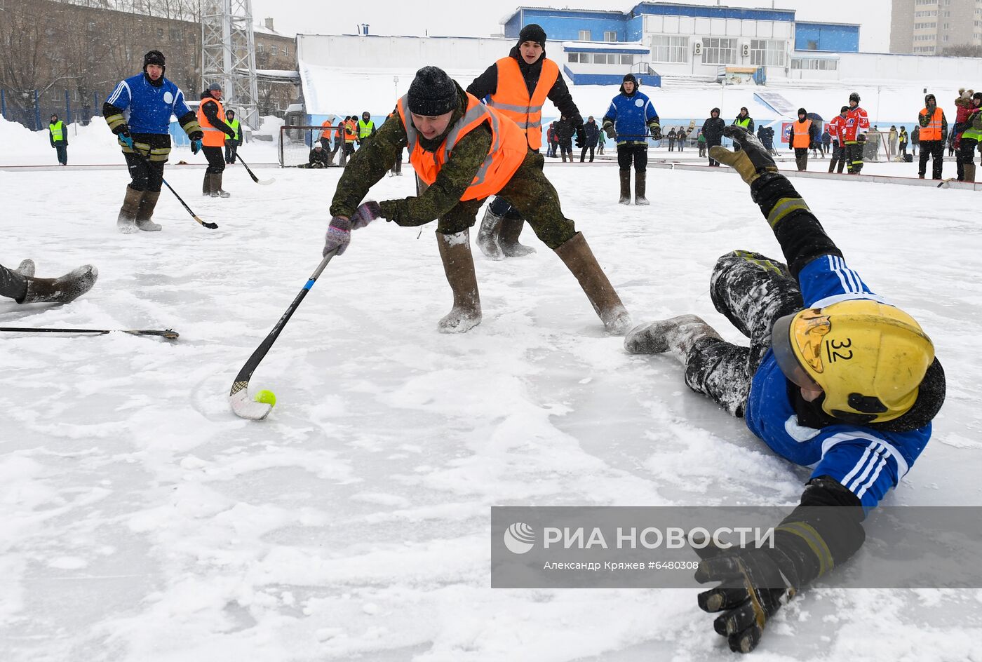 Турнир по хоккею в валенках среди пожарных и спасателей в Новосибирске